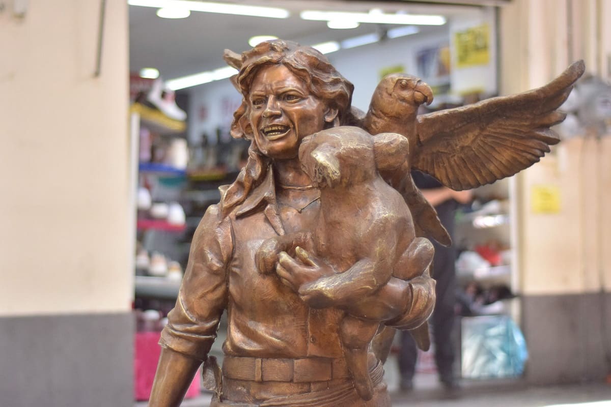 Amy Camacho estatua 1