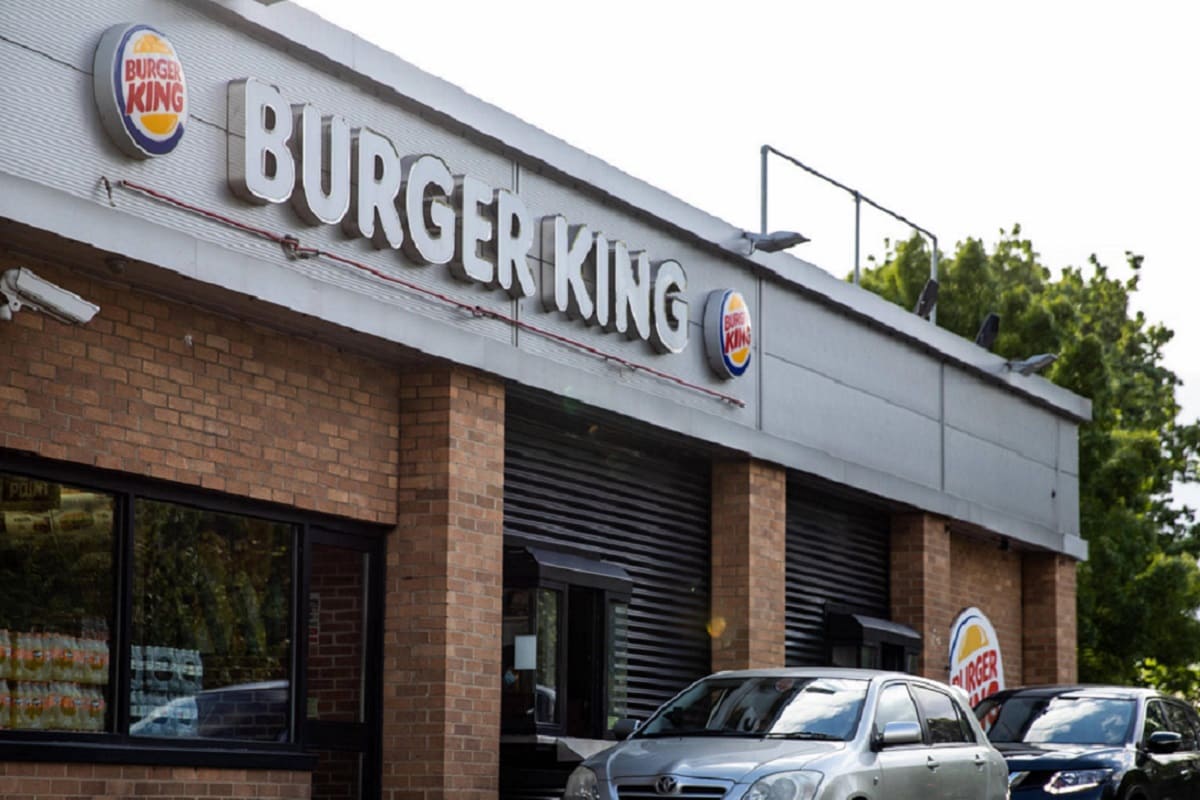 Un vaso, dulces y una entrada para el cine, el regalo a un hombre que trabajó 27 años en Burger King 4 Burger King 1
