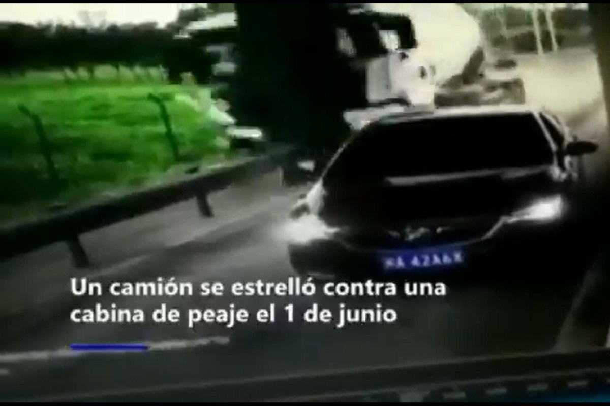 VIDEO: Camión que transportaba concreto se parte a la mitad y tira una caseta en China 2 Disney 1