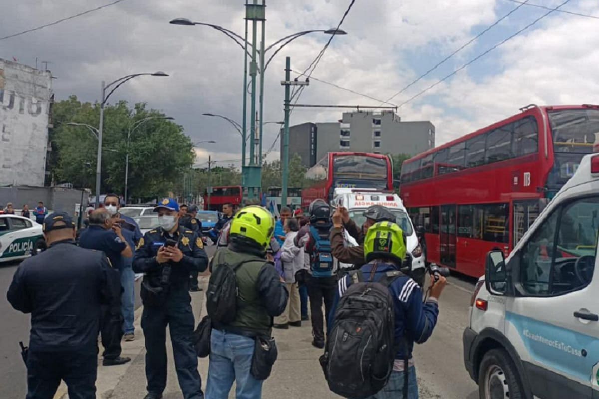 Chofer pierde el control y atropella a tres personas que esperaban el Metrobús en Reforma, CDMX 4 Metrobus en Reforma 1