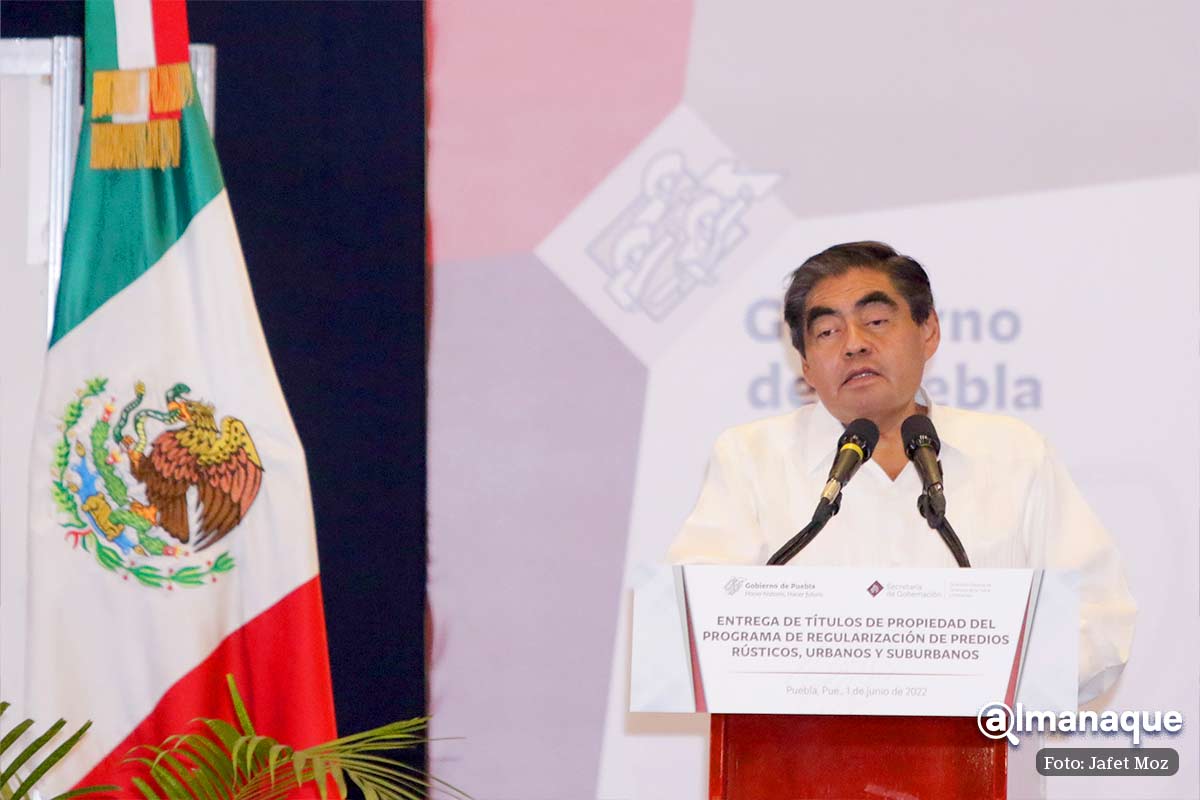 Entrega Barbosa título de propiedad del Mercado del Alto al Ayuntamiento de Puebla 8 Miguel Barbosa Eduardo Rivera Entrega de titulos 6
