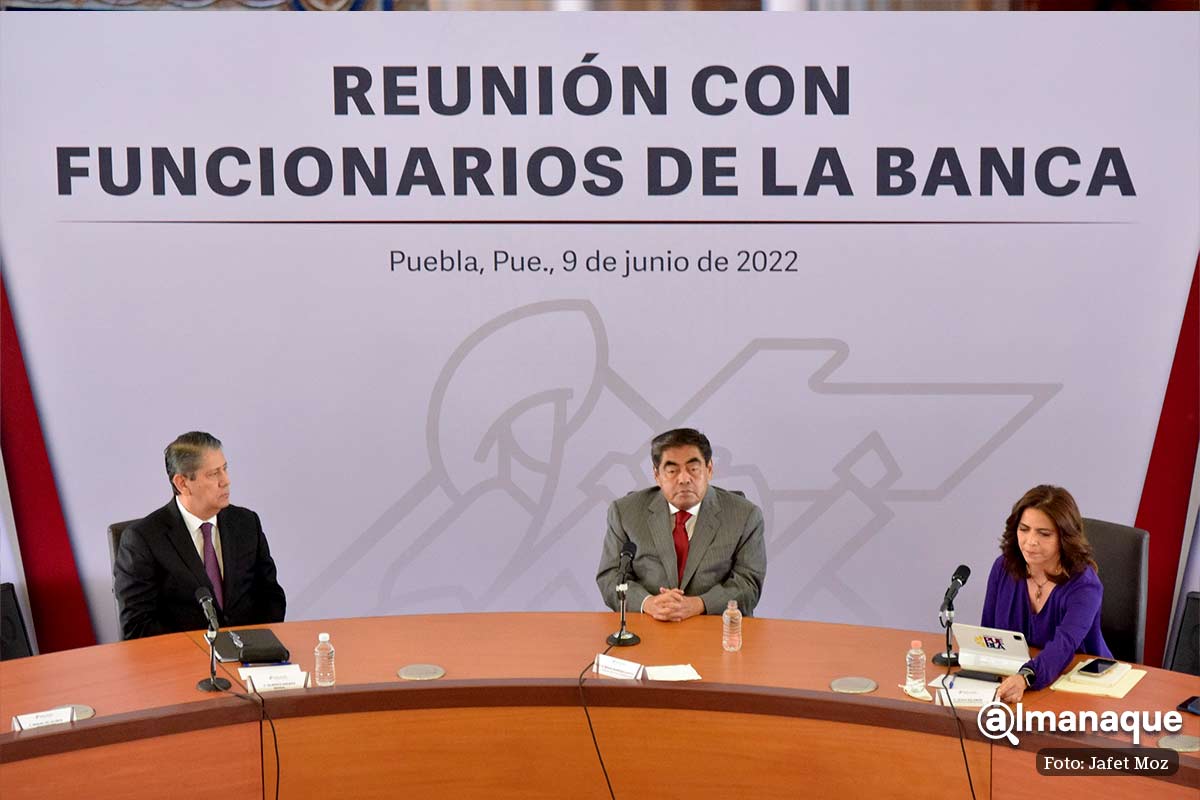 Barbosa se reúne con representantes de los bancos y acusa colusión de cajeros con asaltantes en Puebla 12 Miguel Barbosa Puebla representantes de la Banca 4