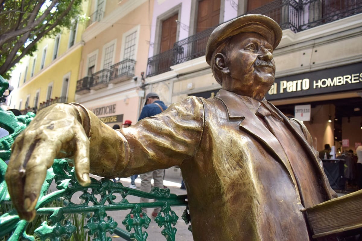 Pedro Angel Palou estatua 1