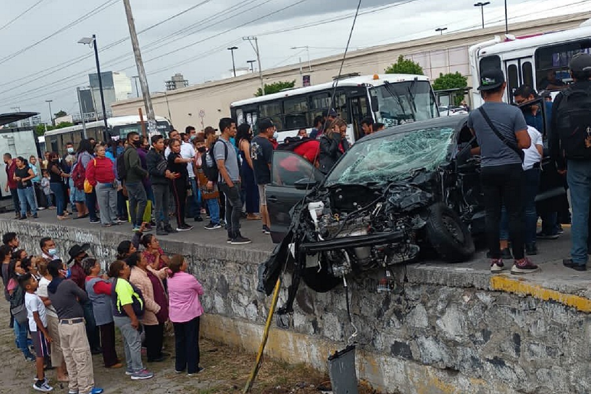 Fuerte choque entre una unidad del transporte y un auto deja cinco lesionados en Mayorazgo 2 accidente 1