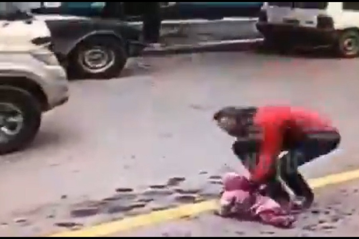 VIDEO: Hombre salva a bebé de ser atropellada en Argentina 2 amber 1