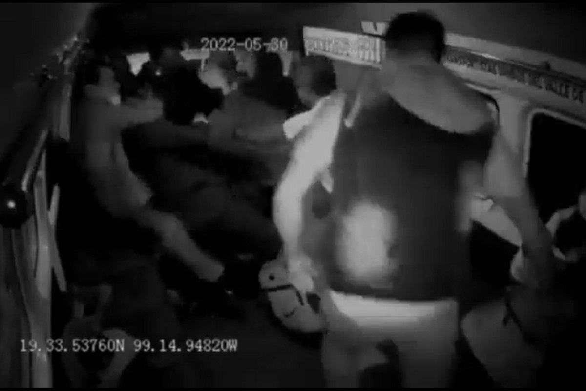 VIDEO: Pasajeros desarman a asaltante y lo golpean con su pistola en una combi de Naucalpan 2 asalto
