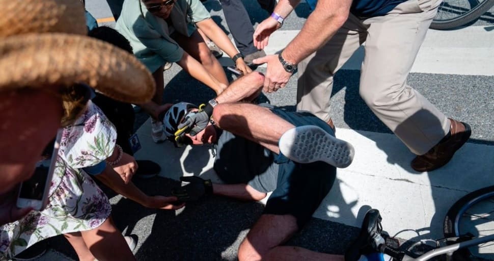 Caída de Joe Biden de su bicileta 