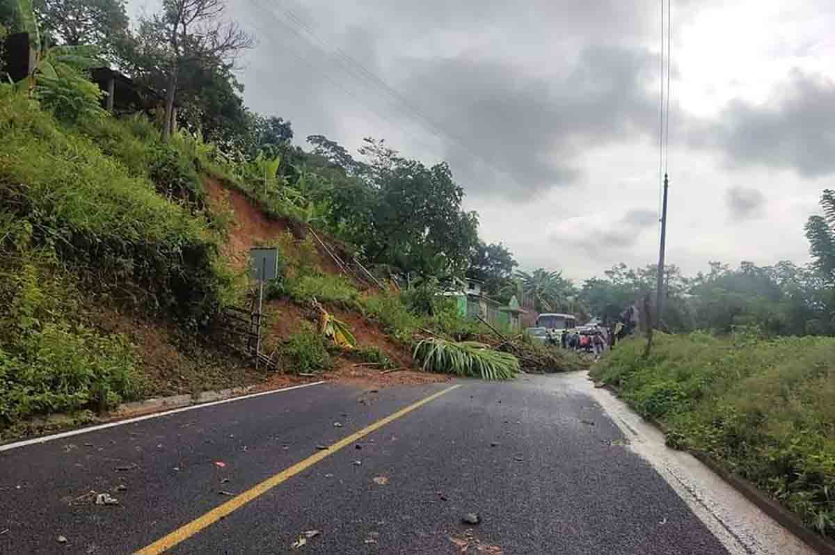 Deslave en Eloxochitlán dejó dos fallecidos; ya es atendido por gobierno estatal 2 derrumbe