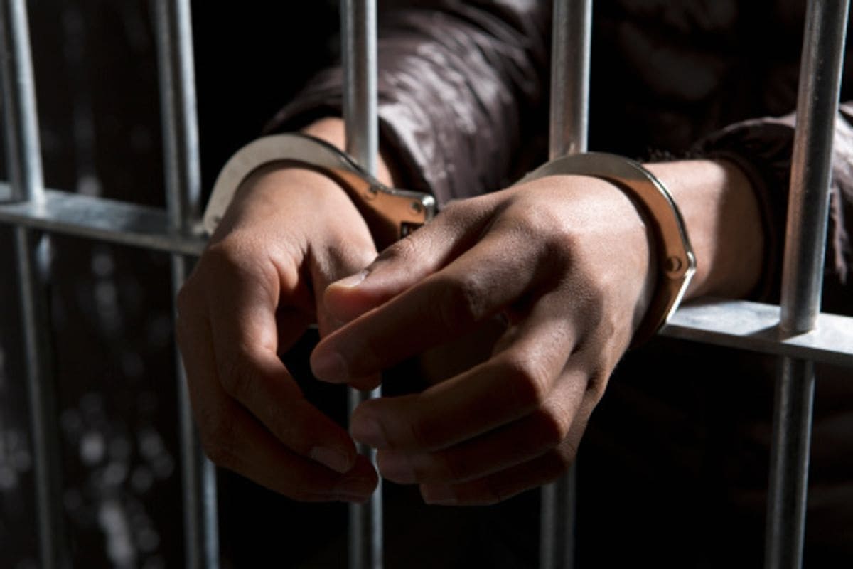 Vinculan a proceso a madrastra que golpeó 39 veces con una vara, a pequeña de 6 años 4 esposado 1