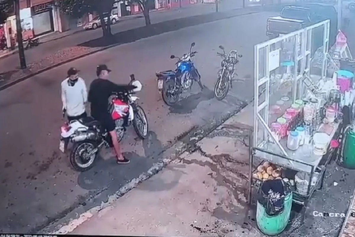 ¿Karma? Asaltan un puestito callejero en Ecuador y chocan con la policía (VIDEO) 2 ladrones ecuador