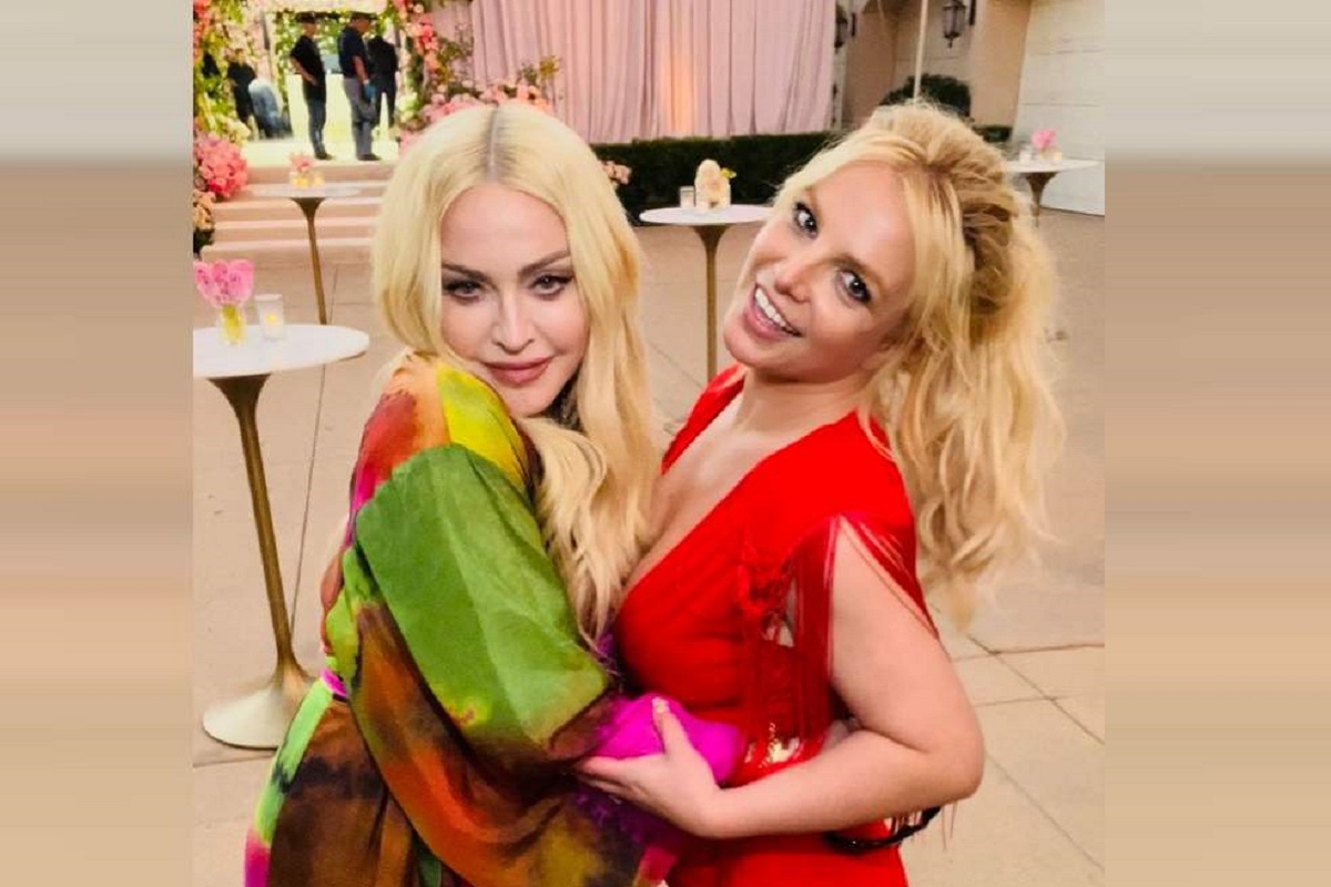 FOTO: Madonna y Britney recrean el icónico beso que se dieron hace 19 años 3 madonna britney