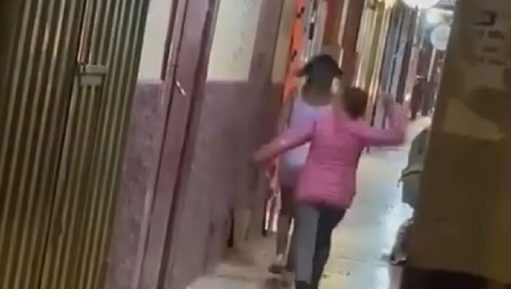 mama saca a su hija a cinturonazos del antro 1