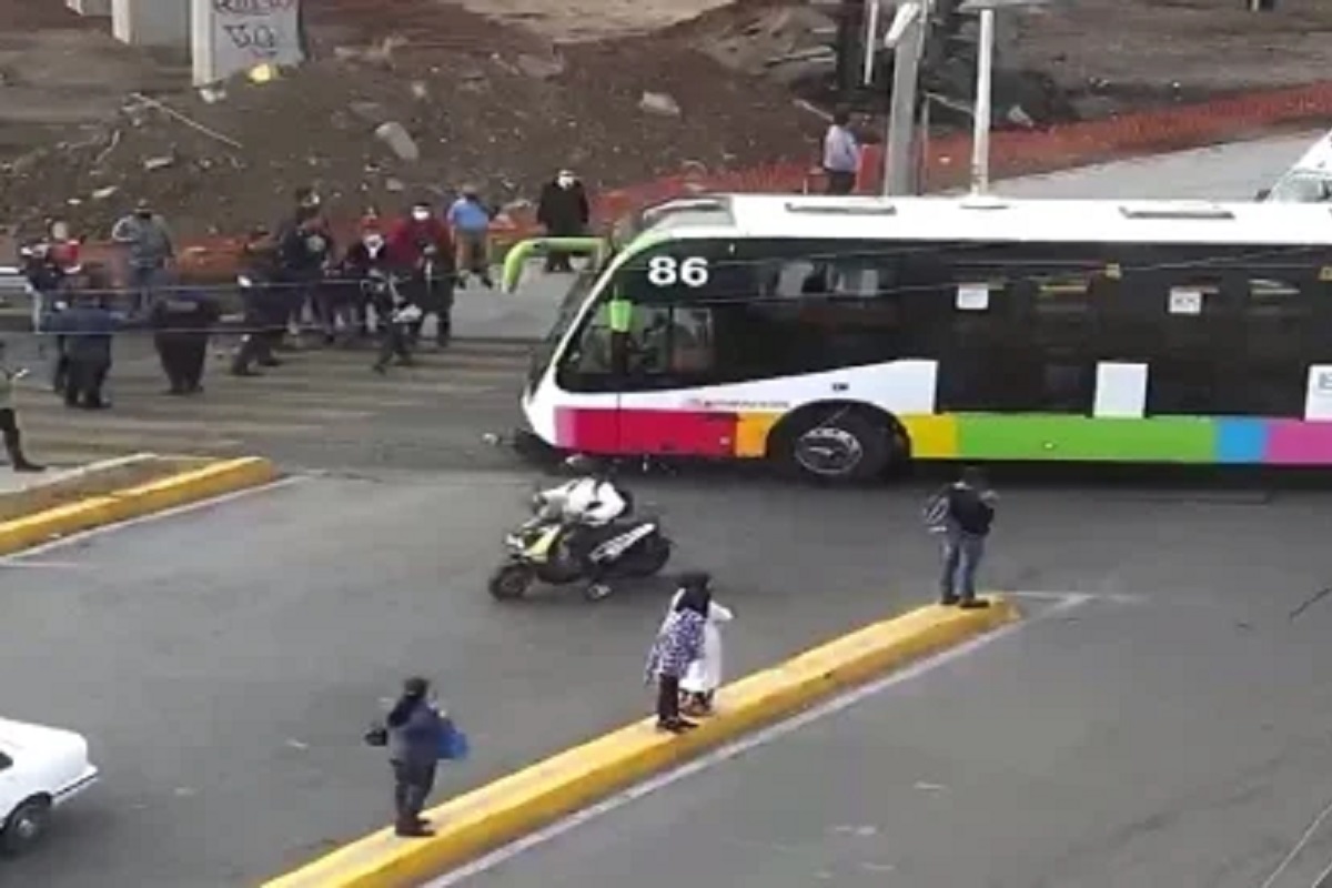 VIDEO: Motociclista sobrevive tras ser arrollado por el Mexibús en Ecatepec 2 motociclista