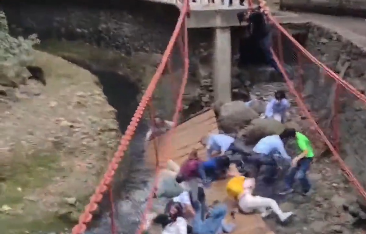 VIDEO: Colapso de puente colgante Paseo Ribereño en Cuernavaca deja varios lesionados 2 puente colapsado