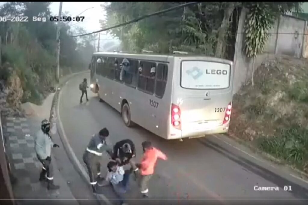 trbajadores brasil defienden a mujer 1