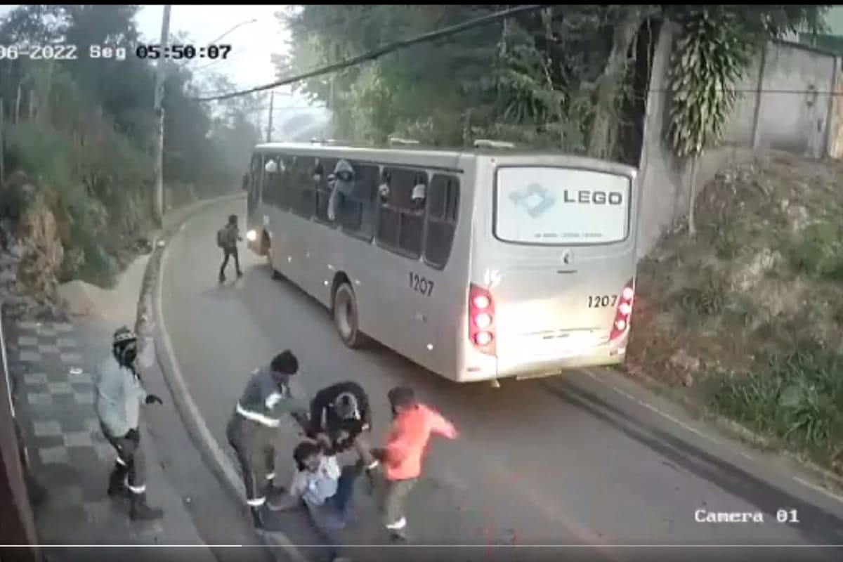 Hombre agrede a mujer en carretera de Brasil, pero es defendida por todo un autobús de trabajadores 4 trbajadores brasil defienden a mujer 1