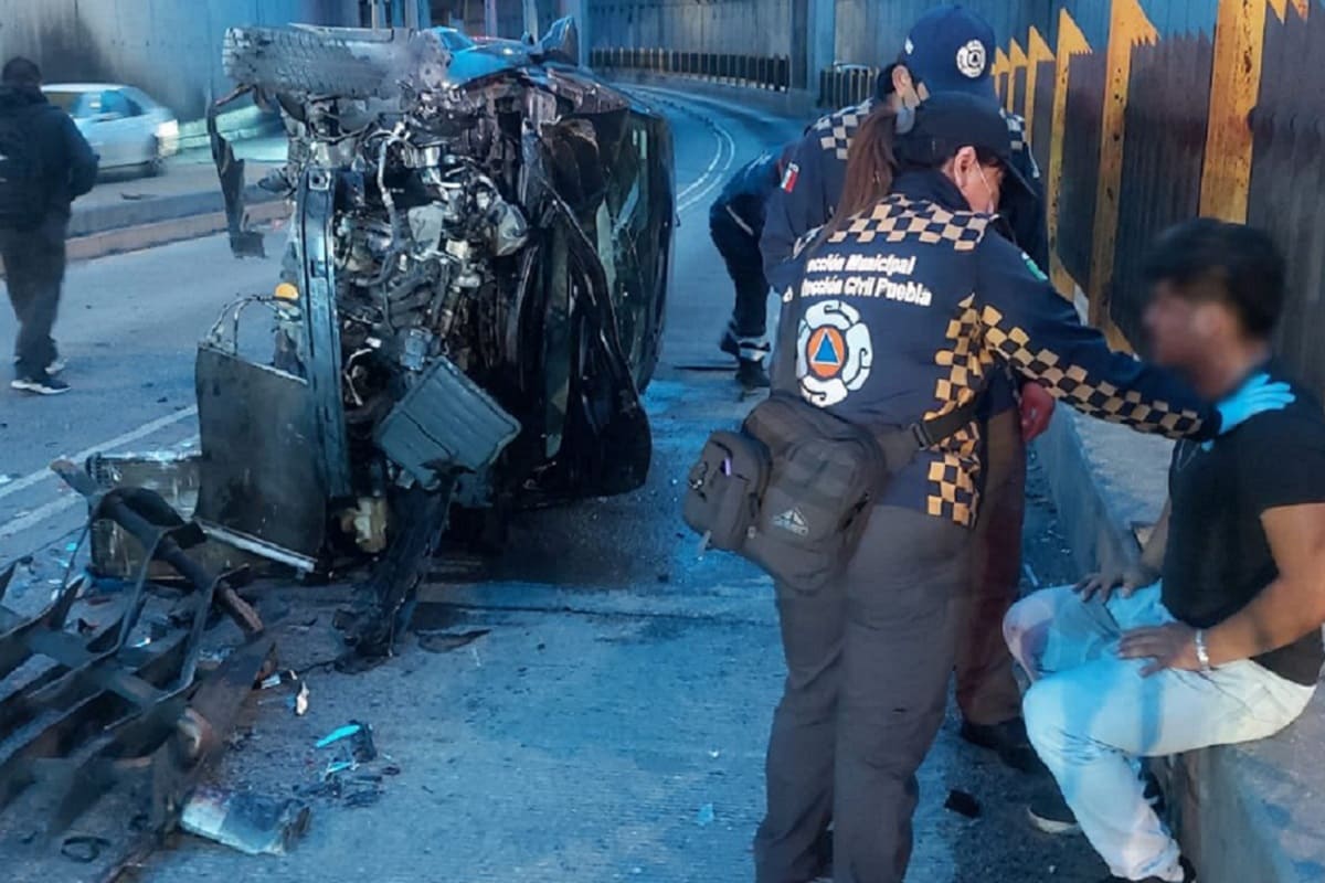 volcadura de auto en el Distribuidor Vial Juárez-Serdán