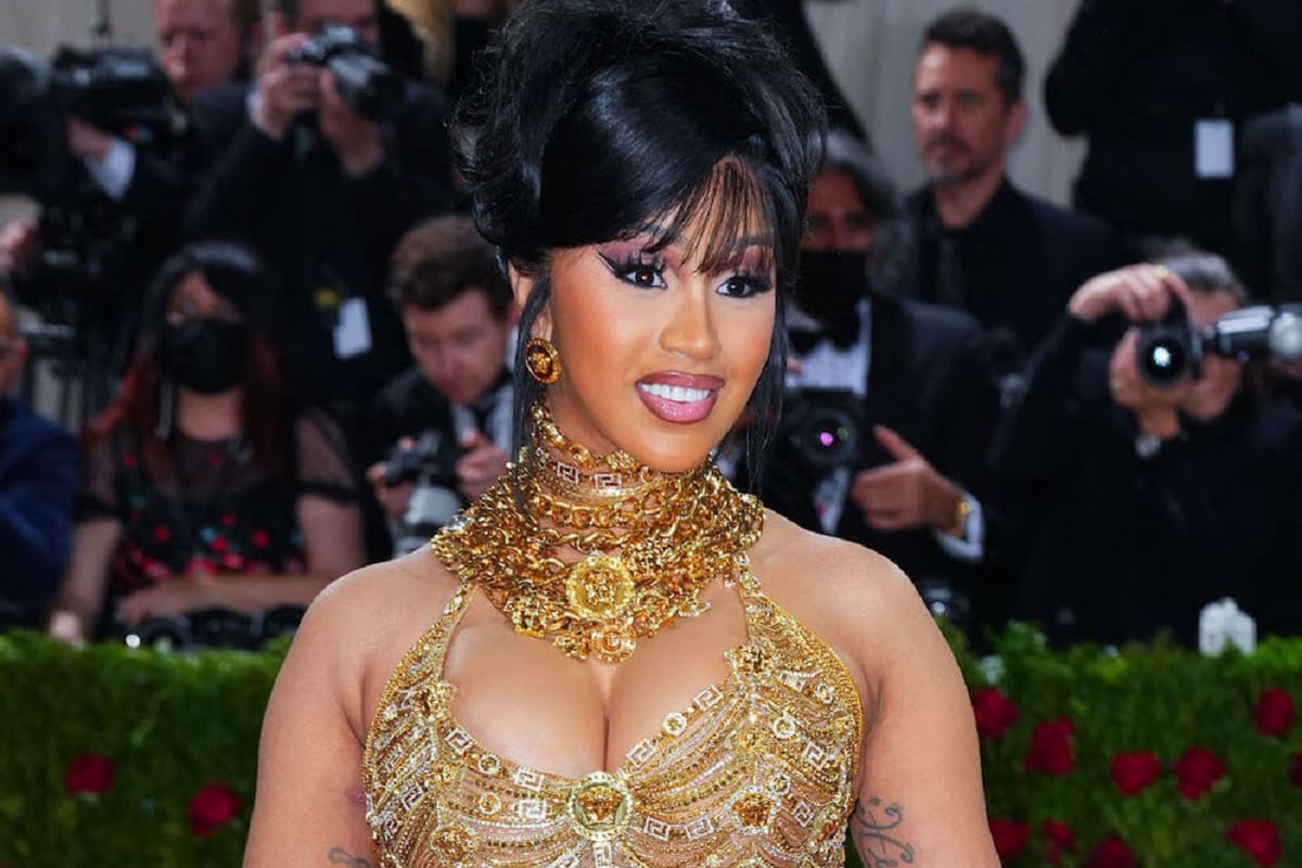 VIDEO: Cardi B le da microfonazos a un fan en pleno concierto 4 Cardi B 1