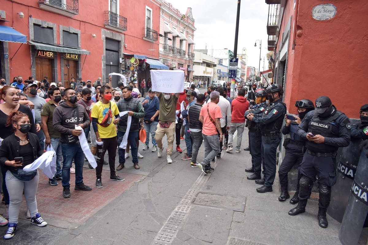 Por tercer día, ambulantes retan al Ayuntamiento de Puebla y casi se enfrentan con policías municipales 5 DSC0072 11 1