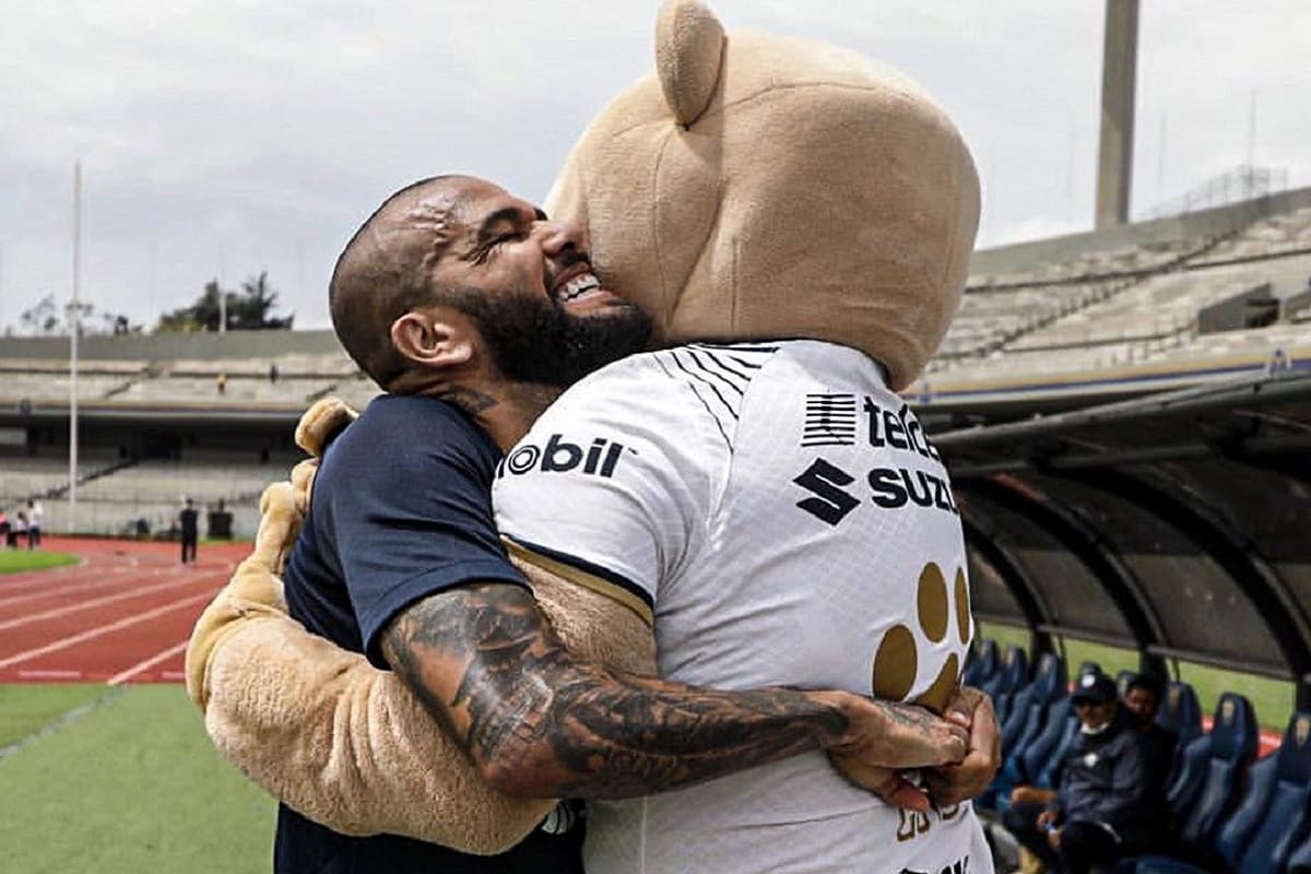 Dani Alves comparte tierna foto con "Goyo", la mascota de los Pumas 4 Dani Alves 1 1
