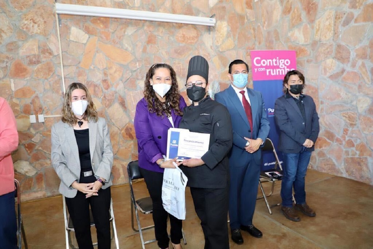 SMDIF de Puebla gradúa a 28 estudiantes de gastronomía y estilismo 2 Imagen de iOS 184