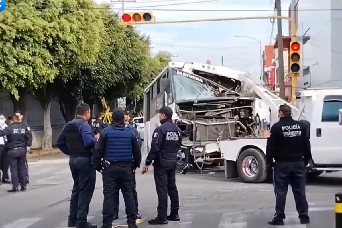 Sube a dos cifra de muertos tras ser impactados por una Ruta Azteca; fallecieron padre e hija 2 Imagen de iOS 209 1