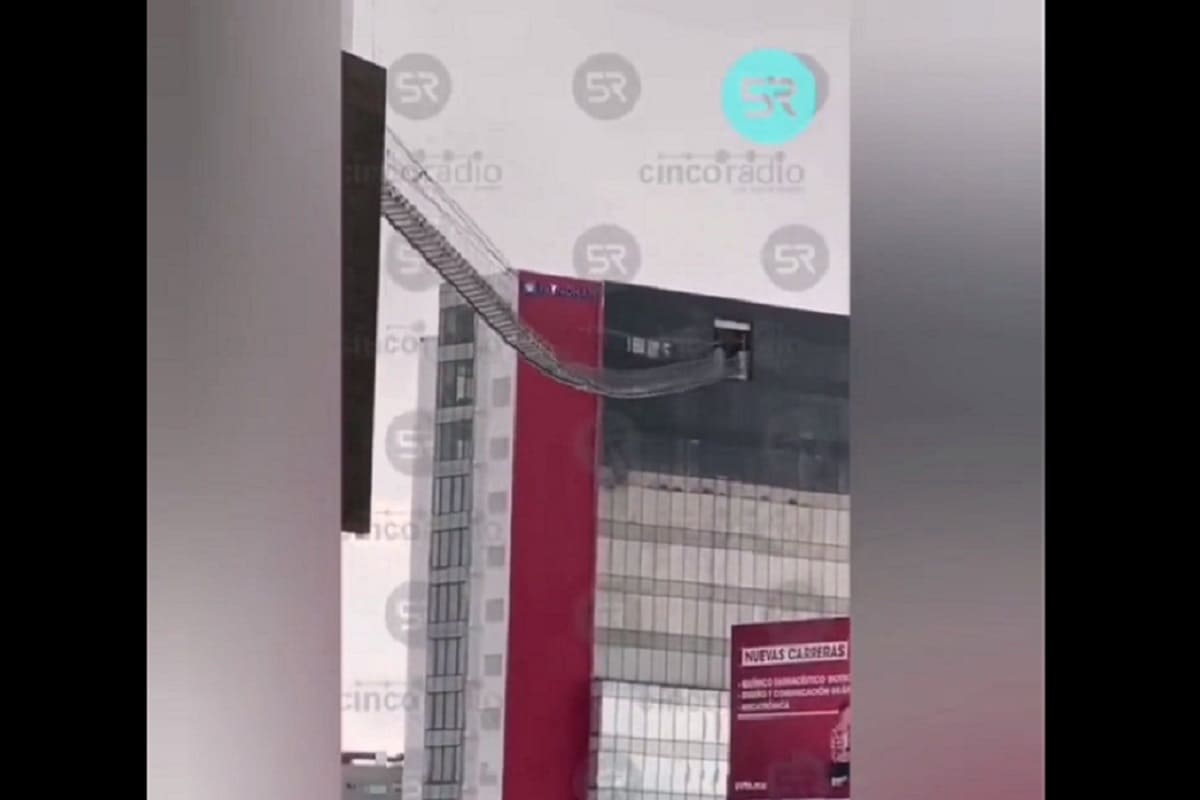 ¿No que era muy seguro? Se desprende una parte del puente de cristal de Angelópolis (VIDEOS) 2 Imagen de iOS 3 4