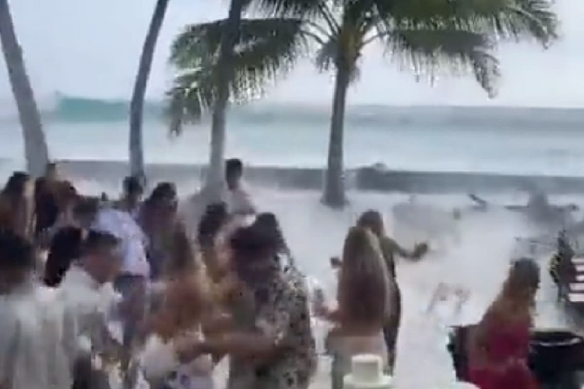 ¡Qué miedo! Enormes olas interrumpen una boda en Hawaii 4 Olas en Hawaii 1