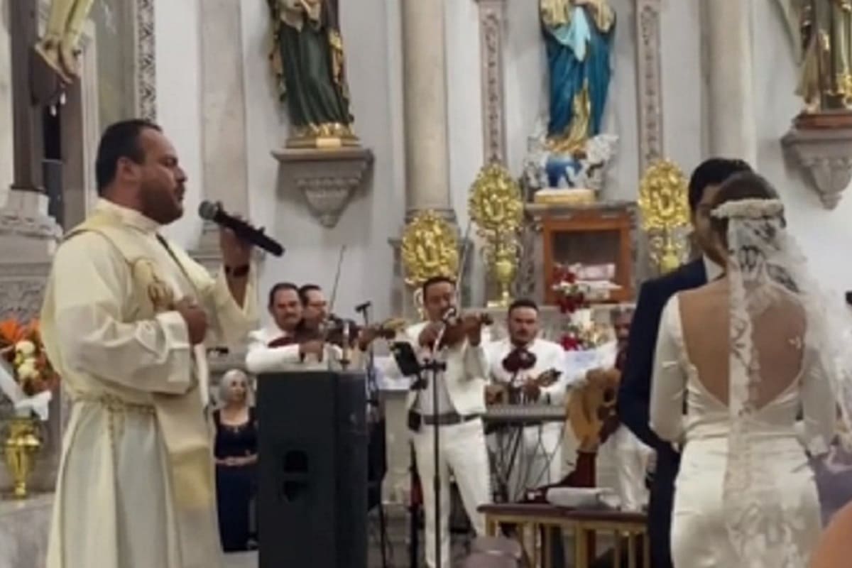 ¡Que rolón! En plena boda sacerdote canta "Mi razón de ser", de la Banda MS 4 Sacerdote canta 1