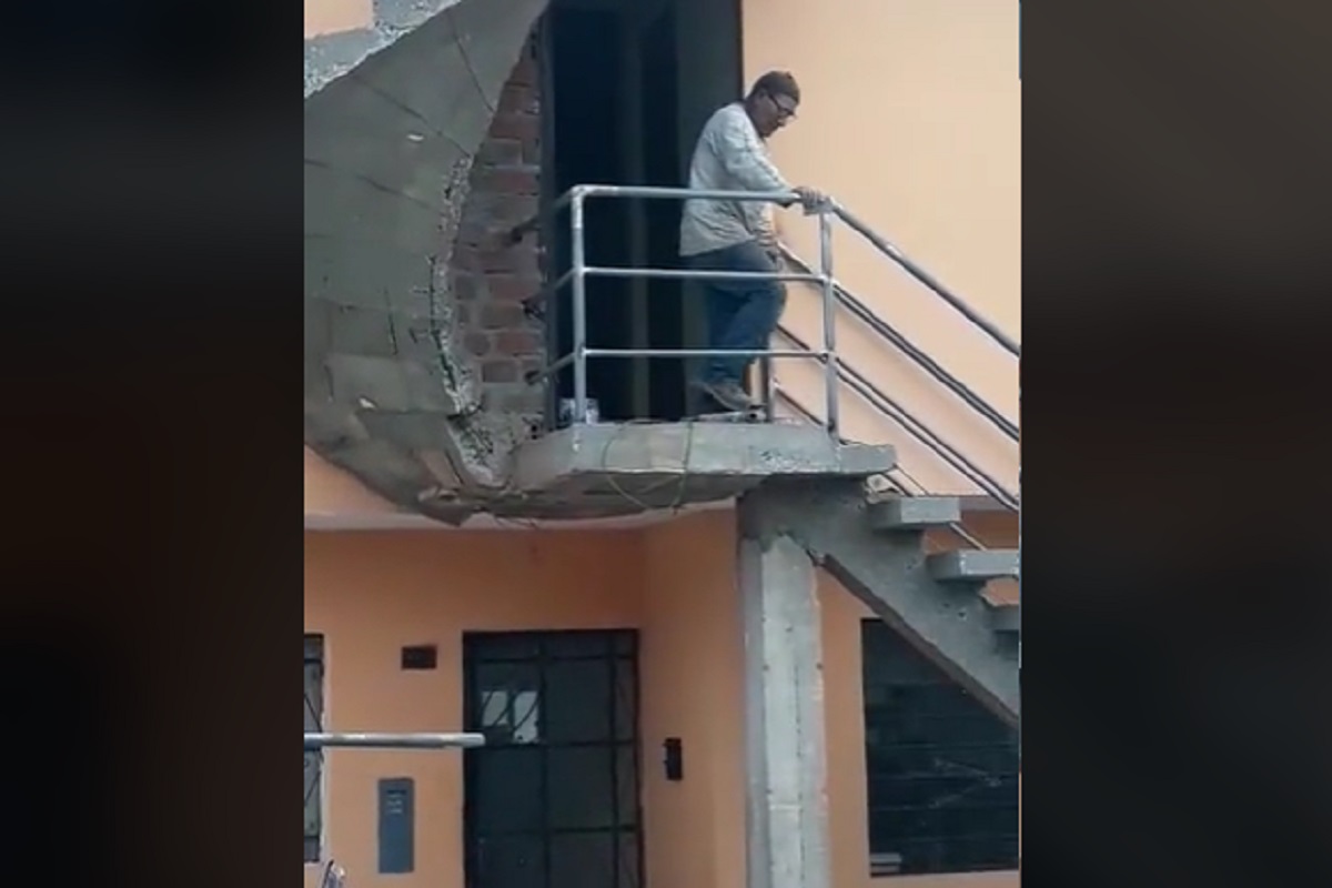TikTok: "¿Por dónde va a bajar la gente?", albañiles construyen escalera sin salida 2 albaniles