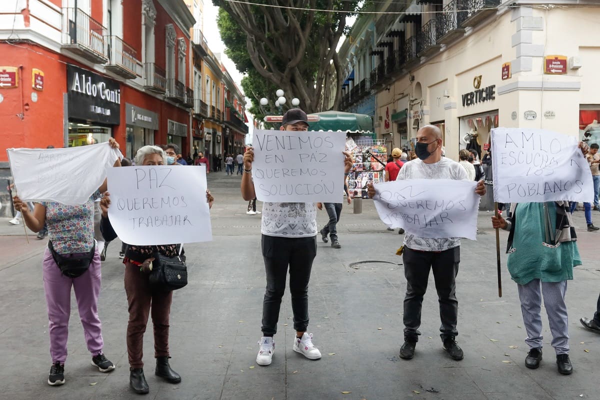 Día 4: Ambulantes insisten en regresar al centro de Puebla, pero se los impiden 7 ambulantes 6