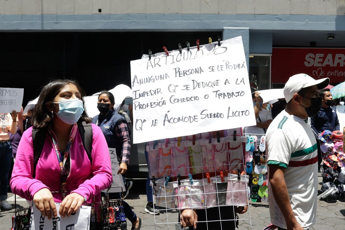 Ambulantes se aferran y quieren 50 espacios en la 5 de Mayo 6 ambulantes