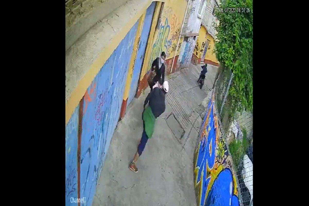 VIDEO: Asaltan a mujer que caminaba con su hija en Álvaro Obregón 2 asalto