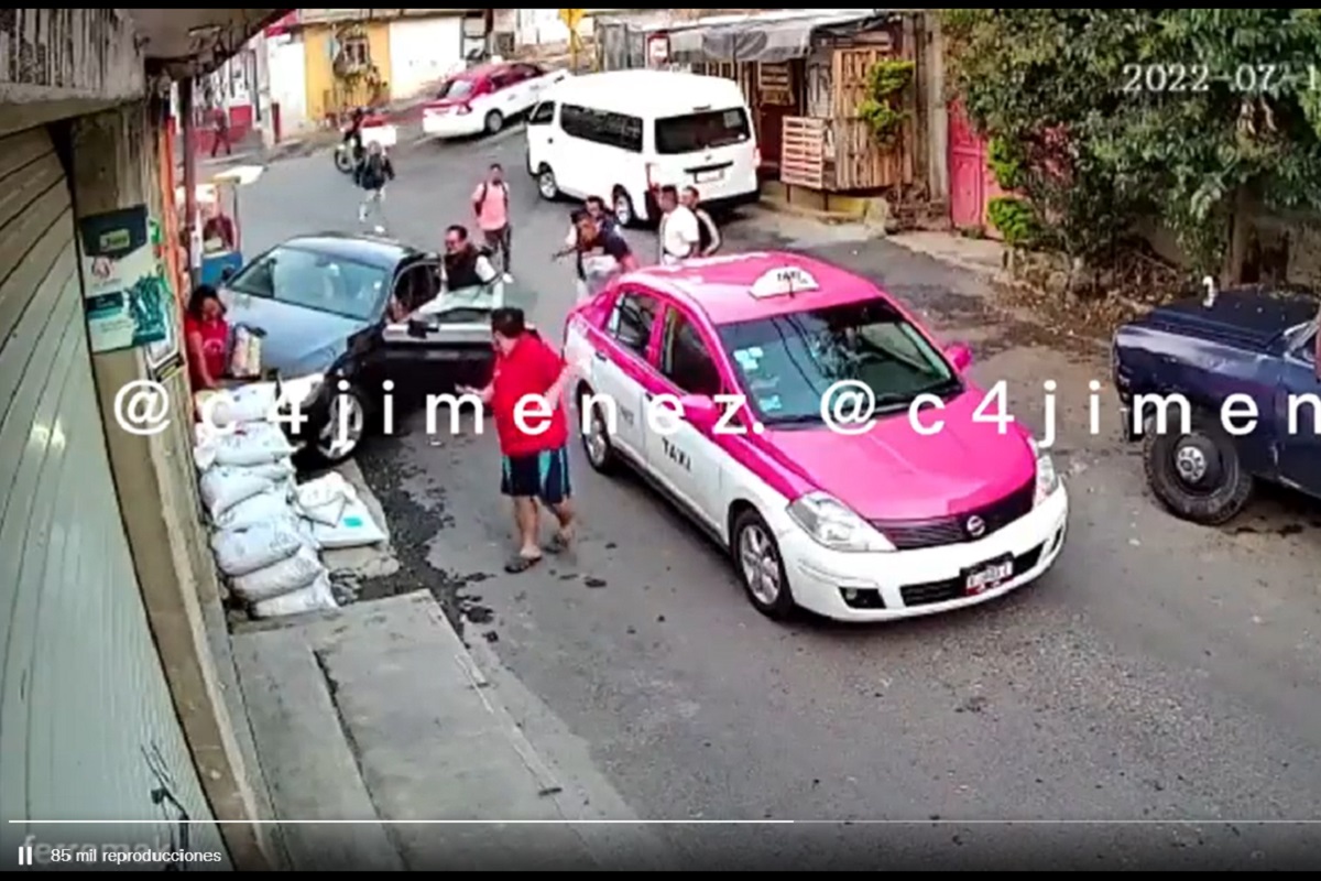 VIDEO: Mujer confunde los pedales de su auto y prensa a su vecina accidentalmente en CDMX 2 atropello
