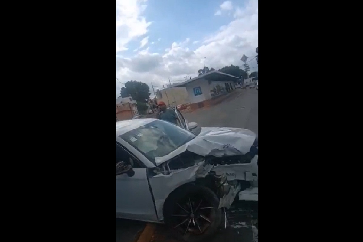 VIDEO: Ebrios destrozan Audi A1 en el bulevar 5 de Mayo en Puebla 2 audi