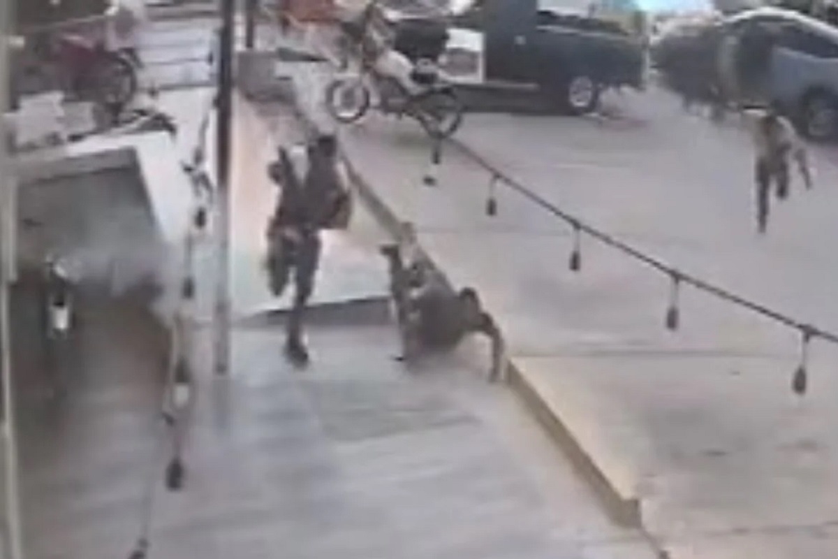 VIDEO: Sicarios corren y civiles buscan refugio; así la balacera en Sonora 2 balaceras sonora