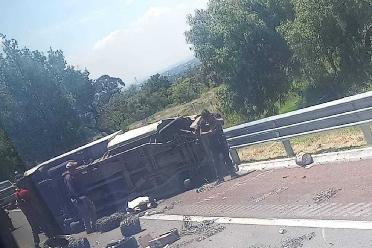 Muere chófer al volcar su camioneta en Tlahuapan 2 camion 2