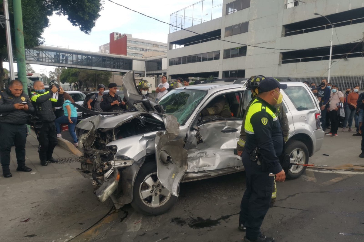 VIDEO: Patrulla choca, deja lesionada a una joven y policías no se hacen responsables en CDMX 2 camioneta 1