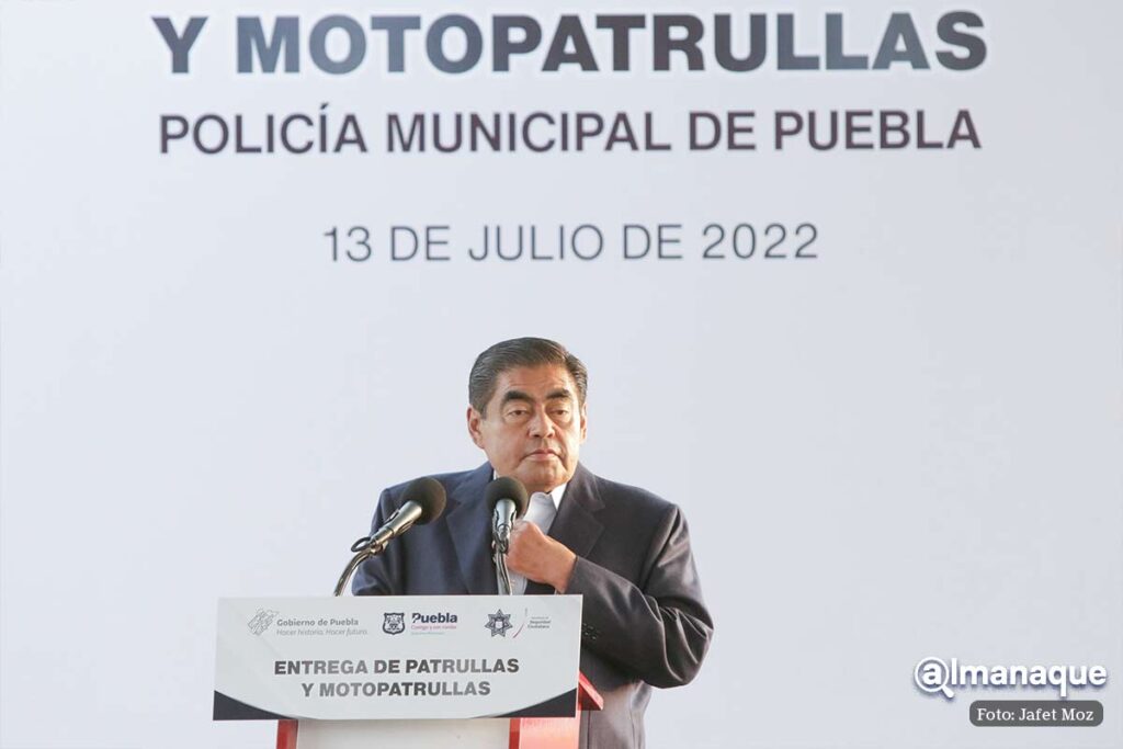 entrega de patrullas municipales Miguel Barbosa Eduardo Rivera 16