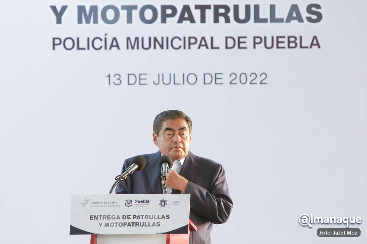 Rechaza gobernador que alguna zona de Puebla esté controlada por la delincuencia 3 entrega de patrullas municipales Miguel Barbosa Eduardo Rivera 16