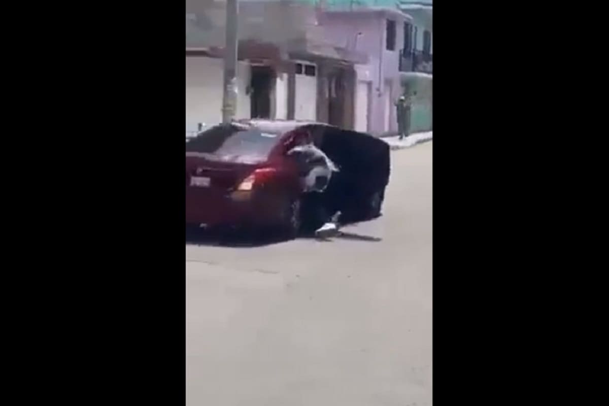 Lo intentan secuestrar y se "avienta" del vehículo en movimiento en Edomex 4 joven se lanza de auto 1