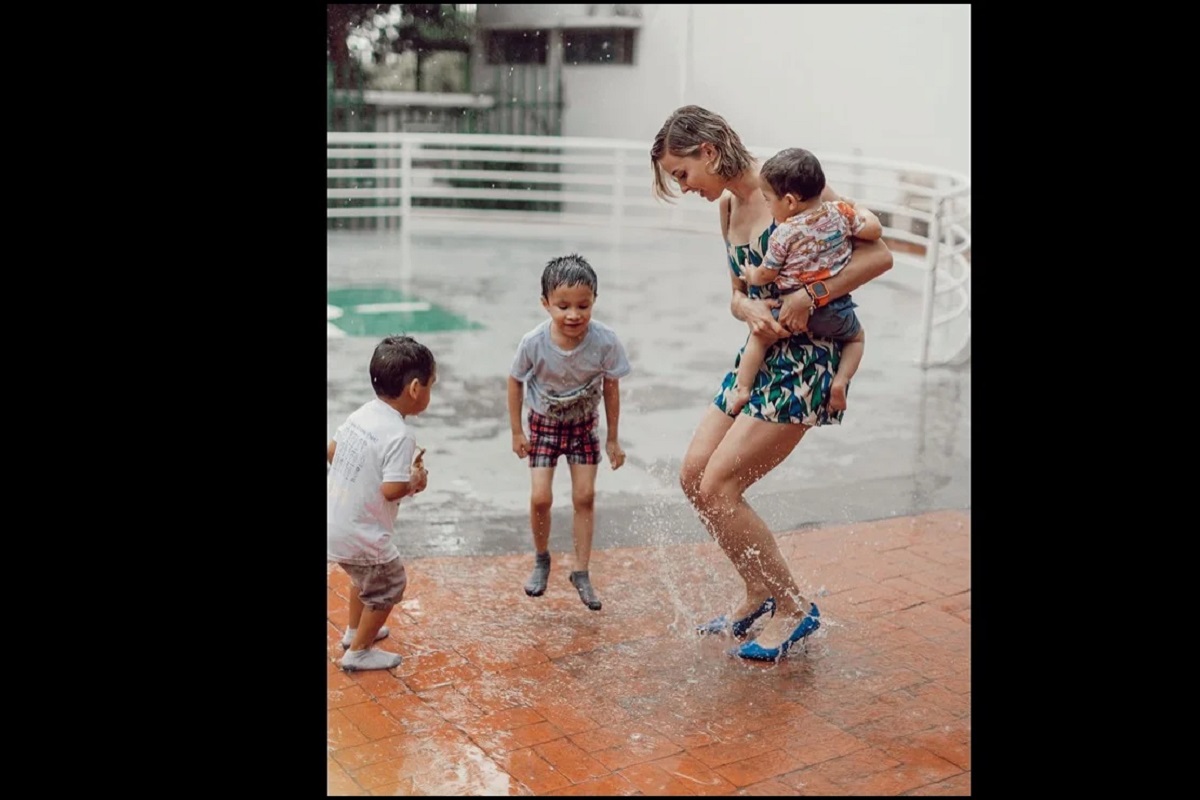 VIDEO: Mariana Rodríguez celebra lluvia en Nuevo León saltando en los charcos 2 mariana rodriguez lluvia nuevo leon