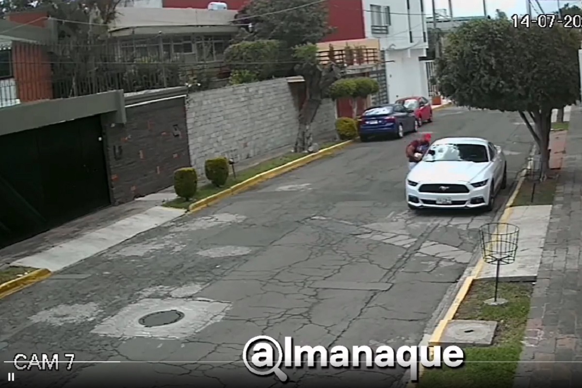 VIDEO: En menos de 10 segundos, ladrón roba espejo de un auto en El Mirador 3 robo de autopartes