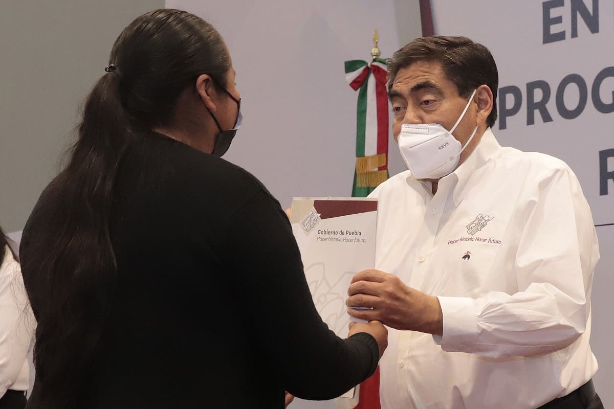 Con programa de regularización, gobierno de Puebla entregará 100 mil títulos de propiedad: Barbosa 2 titulos de propiedad puebla 1