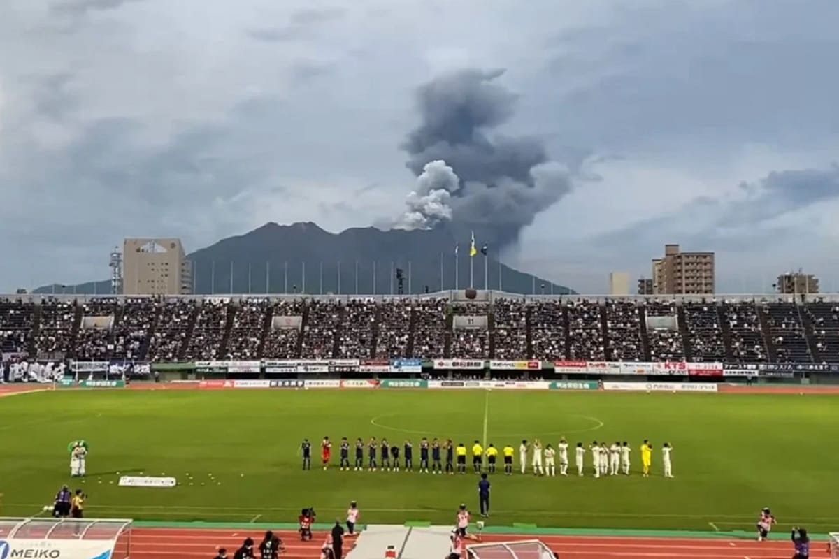 Volcán hace erupción en pleno partido de futbol en Japón 4 volcan en partido 1