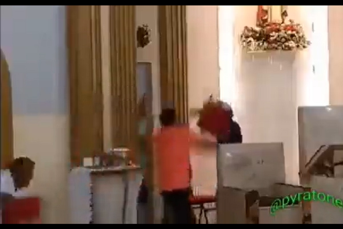 ¡Aleluya! Golpean a ladrón que se metió a asaltar a una iglesia (VIDEO VIRAL) 2 56bd618a 6d4f 4c66 94ea d92d23b4a4d0 1
