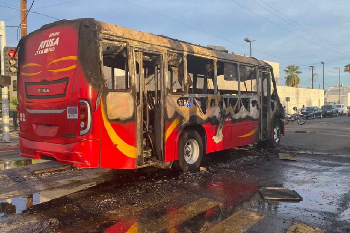 Jornada violenta: Comandos armados incendian unidades de transporte público en Baja California 4 Baja California queman autos 1