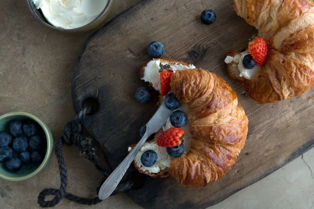 Croissant de queso crema con frutos rojos min