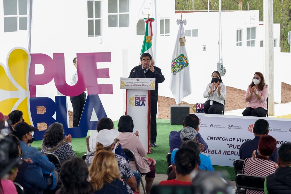Gobierno de Puebla entrega viviendas a damnificados por explosión en Xochimehuacan 
