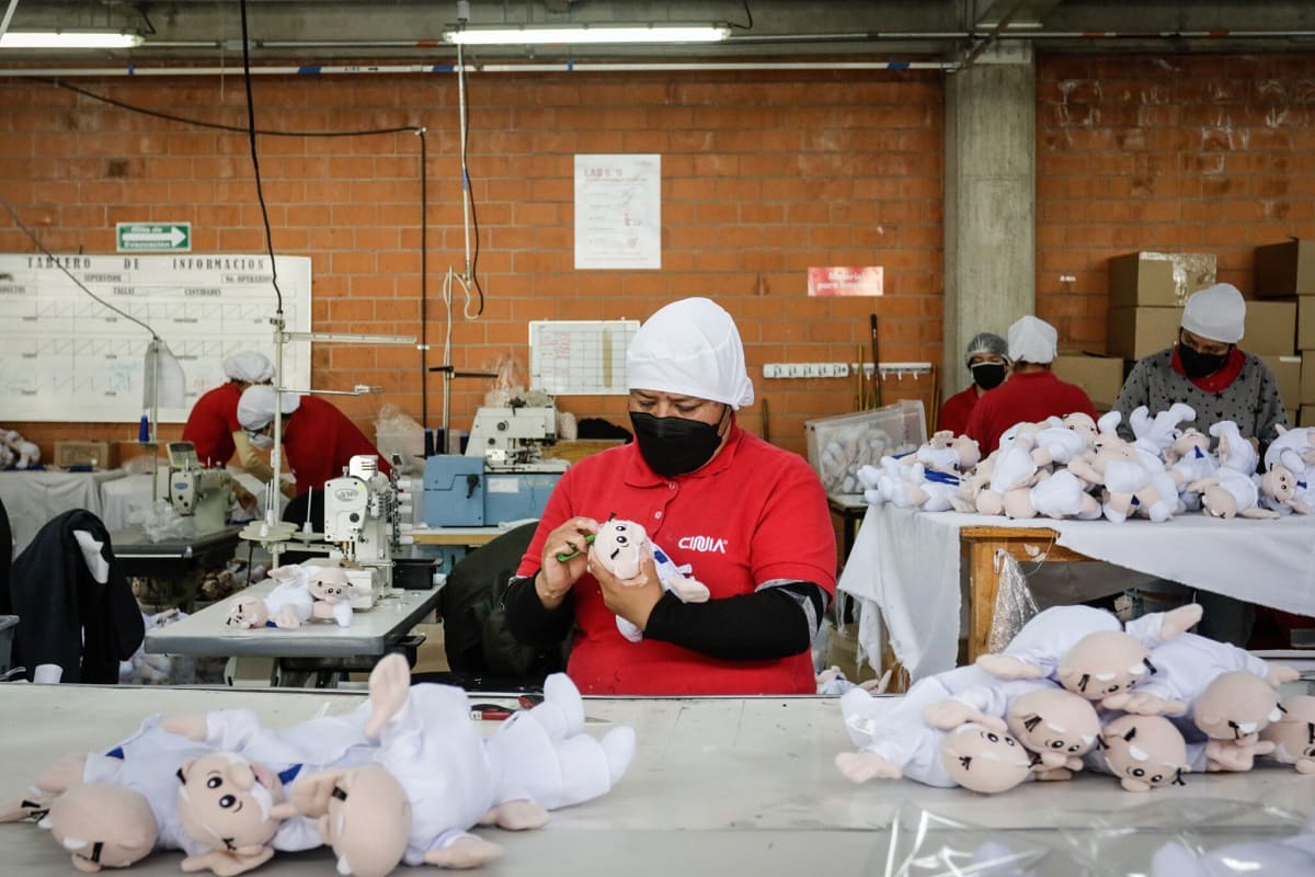 FOTOS: Así elaboran en Puebla, los peluches del Doctor Simi 6 R5A0386